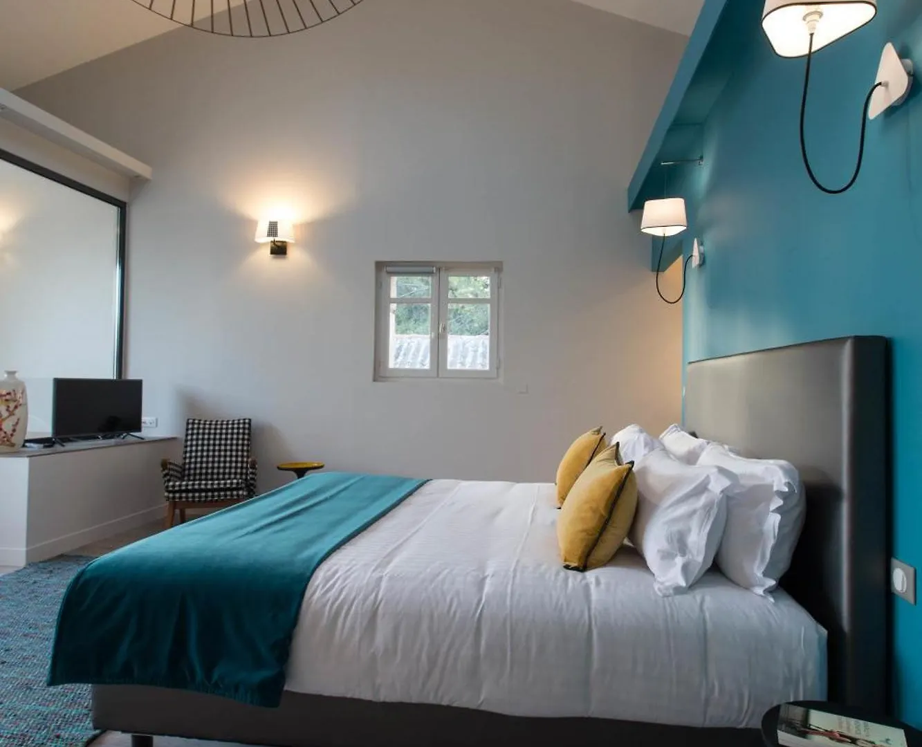 La Cour Des Sens Bed & Breakfast Lagnes 3*,  France